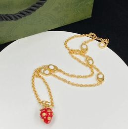 Collier de fraise rouge de créateur d’or, bracelet en or, collier de luxe, collier de créateur, bracelet de fraise, collier de créateur de fraise, bijoux