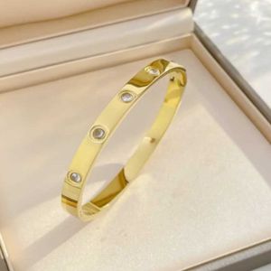 Box diamant en or bracelets à la mode des accessoires de bracelet de design à la mode incrustés de luxe de luxe et de rouge Internet avec des bracelets originaux de cartiraa