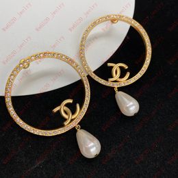 Pendientes de letras colgantes de perlas con forma de círculo de diamantes dorados, ventilador fresco de lujo, club de vacaciones de moda juvenil romántico