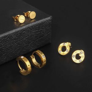 Boucle d'oreilles de boucles d'oreille de conception en diamant doré avec des hommes à l'or brillant avec des hommes haut de gamme et minimalistes avec des boucles d'oreilles originales de Cartiraa