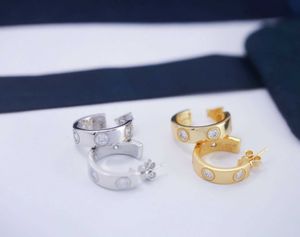 Gold Diamond Design Charm Boucles d'oreilles en argent sterling Style de luxe polyvalent petit et haut de gamme avec des boules d'oreilles originales Cartiraa