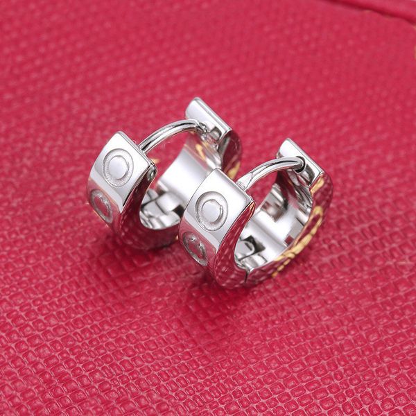 Boucles d'oreilles en or boucles d'oreilles de luxe boucles d'oreilles design pour femme lettres mignonnes boucles d'oreilles coeur bijoux perforés cadeau accessoires féminins Boucles d'oreilles design en titane