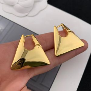 Gouden oorbellen Designer voor vrouwen 18K Gold vergulde hoepel driehoek glanzend licht met luxe letters persoonlijkheidsstudie voor feestjuwelencadeau