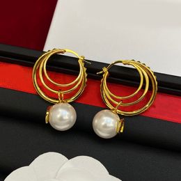 Boucles d'oreilles en or, bijoux de créateurs, boucles d'oreilles Hoop Huggie Alphabet Pearl Pendant pour femmes, mode et personnalité, cadeaux de haute qualité