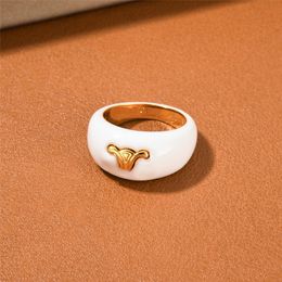 Gouden reliëf wit geëmailleerde ring Amerikaans geavanceerd licht Luxe en eenvoud Mode Temperament Oorclip oorbellen voor dames