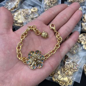 Fleur d'or avec des diamants de couleur fantaisie Bracelets Bracelet de chaîne de charme pour les femmes plaqué or chaîne en laiton Bracelets Designer Bijoux Fourniture CGUB1 --05
