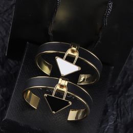 Gold Half Round Ring Femmes Bangle Designer Pendant P Lock Forme boucle boucle à main Hand Mens Bracelet des concepteurs de bracelets décontractés
