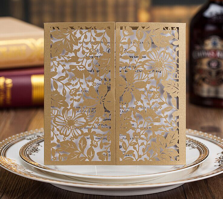 ゴールドの中空の折りたたみ結婚式の招待状カード熱い販売レーザー切断卸売パーソナライズされた印刷可能な招待状のカード送料無料