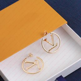 Gouden holle letters Hoop oorbellen. Europa en de Amerikaanse eenvoudige mode -persoonlijkheid overdreven senior ontwerp in het oorbellen. Valentijnscadeau -sieraden.