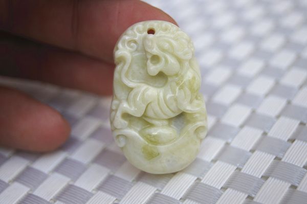 Tallado a mano - condado de Lantian, provincia de Shaanxi - tigre de jade amarillo volador blanco (zodíaco chino 12) - colgante de collar elíptico (amuleto)