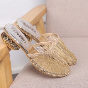 Slippers de grande taille en or Pantoufles d'été Sandales de luxe Fashion Sandales avec chaussures à talon pour femmes 240419