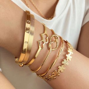 Gouden letter liefde met 6 oneindige liefde gesneden bloemlegering armbandarmbanden
