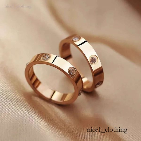 Gold Love 18K Diseñador de anillos chapados clásicos para mujer Anillos de pareja Anillos de banda de diamantes de acero de titanio Joyería de diseño para anillo de bodas An 750