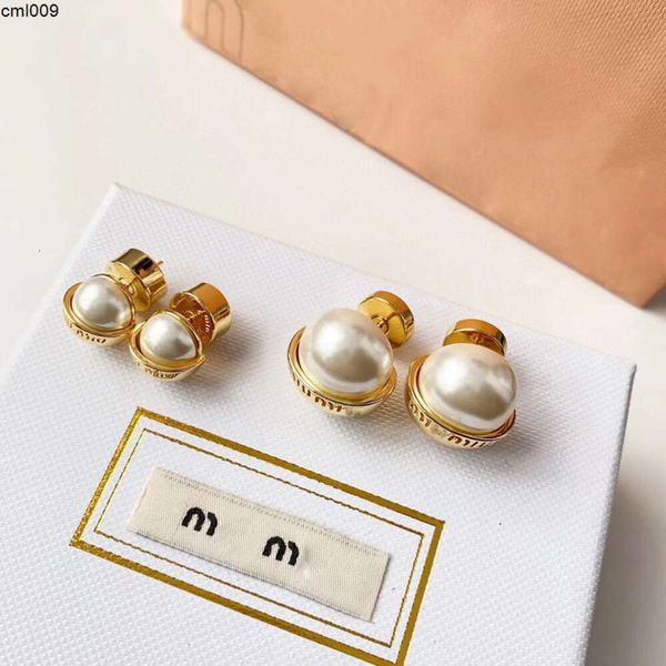 Gold M Brand Letters Pendientes de diseñador Estudio para mujeres retro Vintage Luxury Pearl Round Ball Side Wear Wear Arendería China Anillos de los orejas Joya del encanto