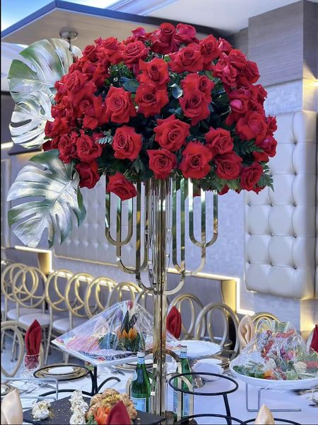 Soporte de flores de fondo de arco de metal dorado para decoración de bodas Soporte de exhibición Oro alto Cristal de oro alto Centro de mesa de candelabros de boda de lujo al por mayor