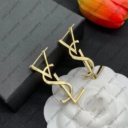 Goudmetaal Brass Letter Stud -oorbellen.Europa en de Verenigde Staten Simple Fashion Designer oorbellen voor vrouwen.Kerstmis bruid bruid cadeau ontwerper sieraden