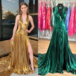 Vestido de fiesta metálico dorado Halter Escote en V Plisado Cintura caída Largo Evento formal de invierno Vestido de fiesta Espalda abierta Abertura alta Alfombra roja Pasarela Gala de los Oscar Esmeralda Personalizado