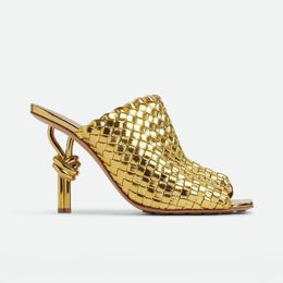 Mules de oro Nudo galvanizado 9 cm Tacones Sandalias Famoso Diseñador Mujer Vestido de cuero de alta calidad Zapato Punta redonda Tacón alto Fiesta de bodas Tarde con caja 10A