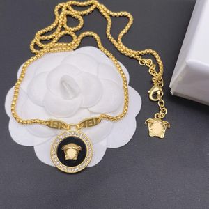 Collier d'or avec pendentif en émail noir, portrait délicatement sculpté, collier de créateur, chaîne de mode texturée entre verrouillage, haute qualité, zircon, bijoux, meilleur cadeau