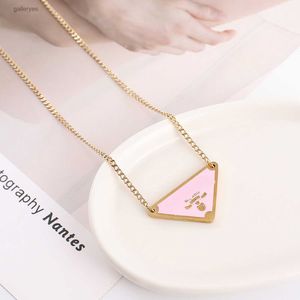 Gouden Kettingen Zwart Roze Driehoek Brief Hanger Ketting Luxe Merk Designer Sieraden Titanium Stalen Hangers Ketting Mannen Vrouwen Unisex Gift ZNBB