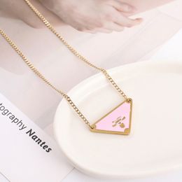 Colliers en or Blanc Blanc Rose rose Triangle Letter Pendant Collier Luxury Brand Designer Bijoux Titane Pendants en acier Chaîne Hommes Femmes Unisexe Cadeau