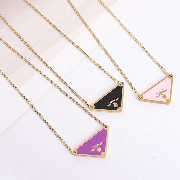 Colliers en or Blanc Blanc Rose triangle de lettres Pendant Collier de luxe Brand de luxe Bijoux Titanium Steel Pendants Chaîne Hommes Femmes Unisexe Nice cadeau