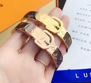Cadeaux d'anniversaire en or tout nouveau bracelet en cuir Style de mode bijoux en acier inoxydable concepteur classique avec boîte