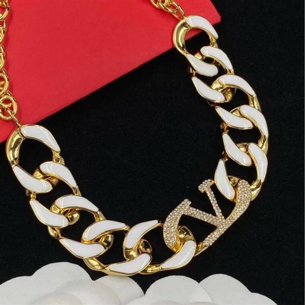 Oro personalizado mujer pendiente aro diamantes completos letra V Signo círculo simple pendiente perno moda collar exagerado Diseñador 253f