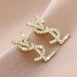 Goud vergulde Oostenrijkse kristalbriefstudie voor vrouwen Europeaan en VS Populaire eenvoudige designer oorbellen Wedding Bride Sieraden Gift