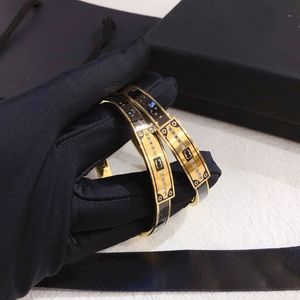 Brangle plaqué or Les femmes aiment les cadeaux classiques de conception de la marque de bracelet de manchette de bracelet en acier inoxydable bijoux en gros
