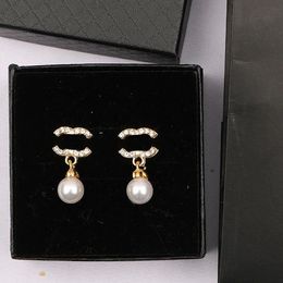 Diseñadores chapados en oro Pendientes de marca Diseñador Carta Ear Stud Mujeres Crystal Pearl Pendiente geométrico para el banquete de boda Accesorios de joyería ER0008