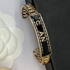 Vergulde Letter Bangle Designer Bangles Merk Brief Armbanden voor Vrouwen Mannen Hoge Textuur Koper Alledaagse Accessoires Party Bruiloft Designer Sieraden Geschenken