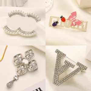 Broche en argent plaqué or Designer Bijoux Marque Lettre Diamant Broche De Luxe Couple Romantique Broches Polyvalentes Accessoires De Fête De Mariage Bijoux5