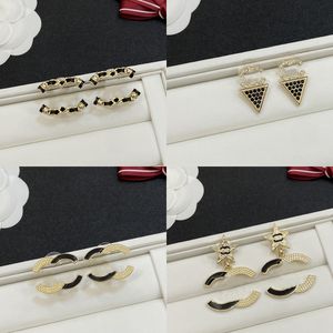 Lettre en acier en titane plaqué or Femmes de luxe Designers de marque d'oreille Crystal Love Gifts Bijoux Accessoires