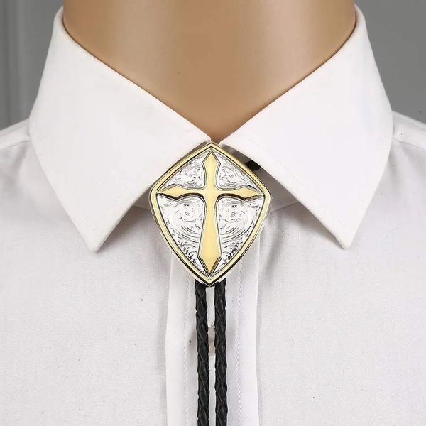 Gold Romen Shield Cross Pattrn Bolo Tie pour homme Indian Cowboy Western Cowgirl en cuir Corde en alliage zinc Neccure 240423