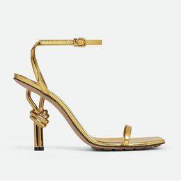 Sandalias de oro nudos electroplacados tacones de 9 cm sandalias diseñador famosa mujer vestimenta de cuero de alta calidad zapatillas de tacón cuadrado de la fiesta de boda de tacón alto con la caja 10a