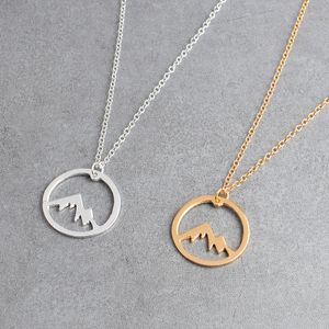 Gouden zilveren kleur bergketting besneeuwde berg ketting sierlijke wandelende natuur buiten sieraden bergbeklimmen geschenken