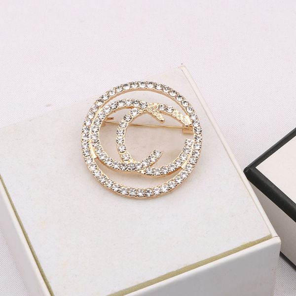 Or Argent Plaqué Marque Luxurys Design Diamant Broche Femmes Cristal Strass Lettres Broches Costume Pin Mode Bijoux Vêtements Décoration Accessoires