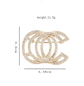 Broches con letras doradas y plateadas para mujer, cadena hueca Vintage de alta calidad, accesorios de alfileres de cristal de perlas chapados en oro de 18K, accesorios