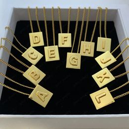 Collier de lettres carrées en or, collier de couple de créateur pour femmes, cadeau de saint-valentin, bijoux de créateur.26 lettres lors de la commande, veuillez remplir les lettres de note.