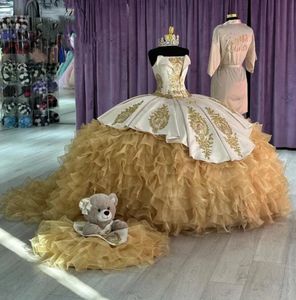 Robes De Quinceanera princesse sans bretelles en or perles Appliques longue robe De bal volants à plusieurs niveaux fête d'anniversaire robes De 15 Anos