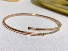 Bracelet concepteur mince en or classique pour femme bracelet de bande en V-Gold Bracelet en diamant léger Bracelet 18k avec boîte Bracelet à ongles cadeau de la Saint-Valentin