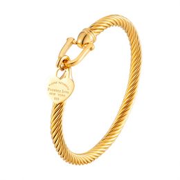 Goudkleurige titanium stalen armband kabeldraad liefdeshart bedelarmband met haaksluiting voor dames heren huwelijksgeschenken