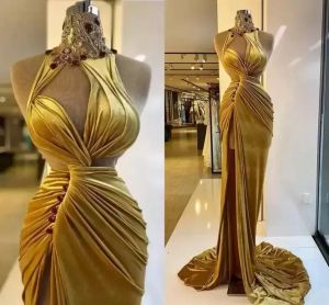 Veet Gold Robes de bal élégantes Sircure de balayage Long Sweep Robes de fête Solite Slit High Neck Crystals Perge sans manches Arabe Robe de Custom BC14502