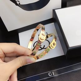 Oro para mujer Amor Pulseras individuales Joyería Carta Pulsera Retro Diseñador Boda Accesorios de acero inoxidable Brazalete de regalo con caja