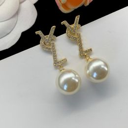 Doré.Alphabet, intégrant du zircon complet, boucles d'oreilles pendantes en perles, luxe, boucles d'oreilles de créateurs, bijoux, pièces incontournables de la mode pour femmes, matériau en laiton de haute qualité