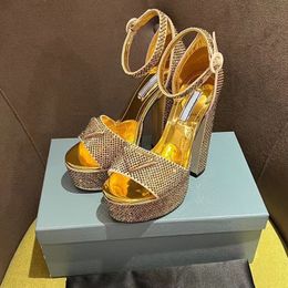 Sandalen verfraaid met gouden kristallen Nieuwe strass-steentjes Plateaupompen Klassieke driehoekige gesp Damessatijn Chunky Heel Dress Shoes Luxe ontwerpersschoenen