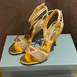 Sandalias de estilete adornadas con cristales dorados Nuevos diamantes de imitación Strass stiletto Tacón Zapatos de noche 9 cm mujer tacón alto Diseñadores de lujo sandalia con caja