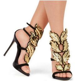 Gouden Kardashian luxe vrouwen wrede zomerpompen Gepolijste metalen blad gevleugelde gladiator sandalen hoge hakken schoenen