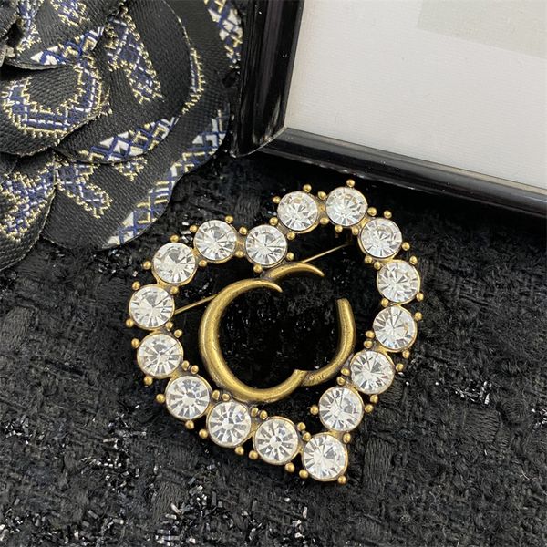 Lettres d'or Broche De Luxe Étincelant Diamant Broches Designer De Mode Costumes Pins Pour Femmes Dames Robe De Soirée Accessoires Bijoux